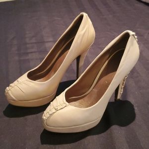 ROSEGOLD WOMANS BEIGE HEELS SIZE 6